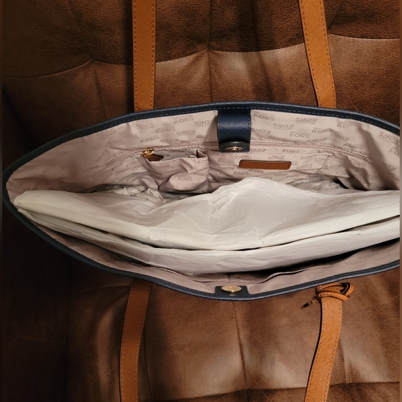 MK handbag - Picture 8 of 8